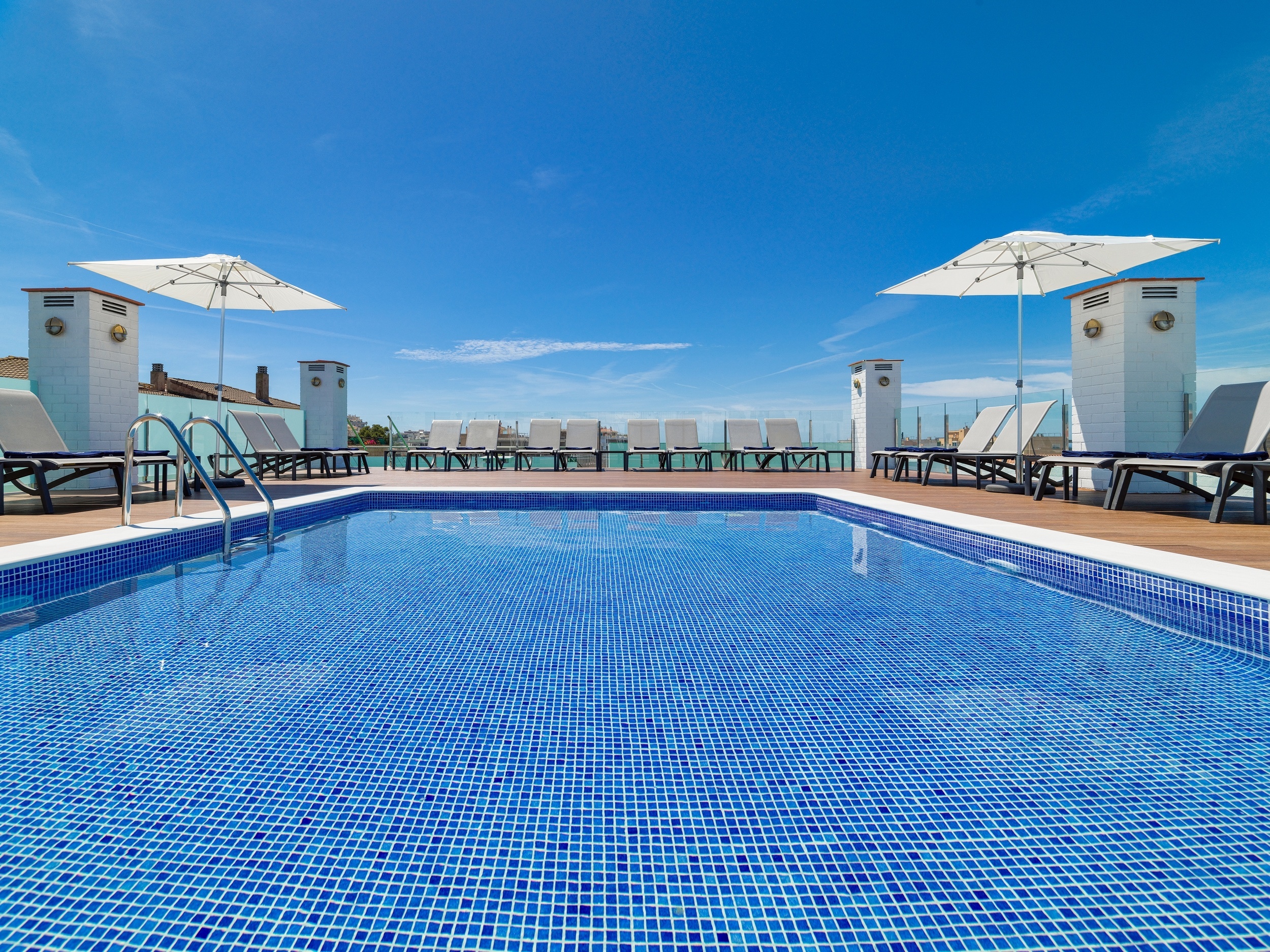 H10 Delfín – Dakzwembad, Salou