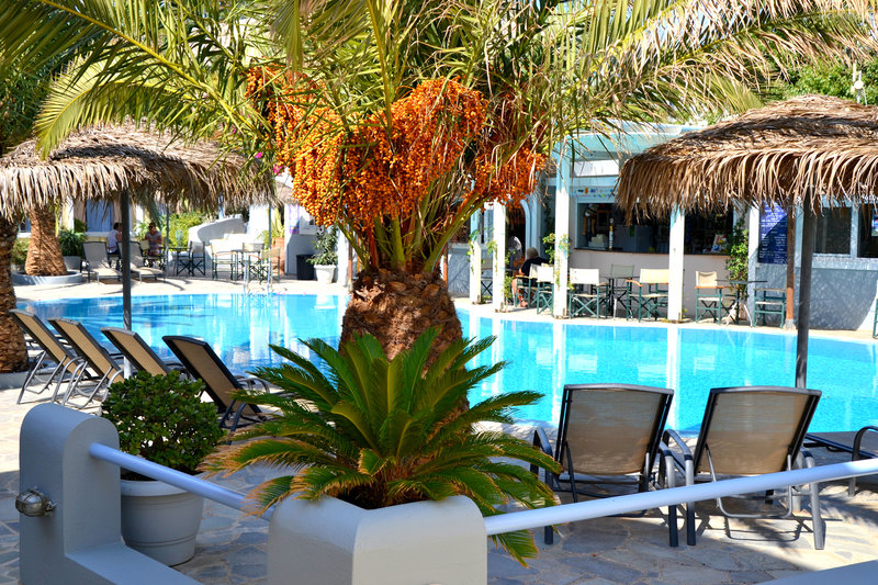 Zephyros Hotel – Zwembad met rieten parasols, Thira