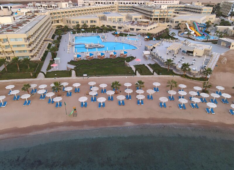 Seven Seas Jolie Bay Resort – Strand met parasols, Soma Bay