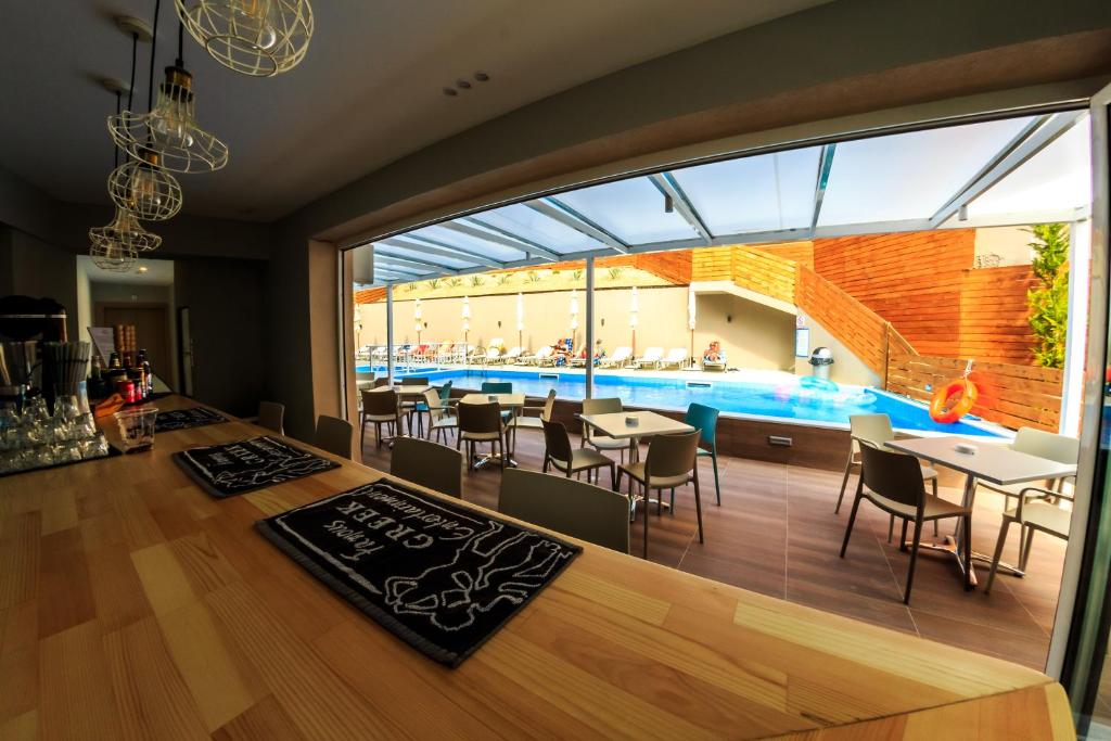 Porto Planos Beach Hotel – Bar met zwembadzicht, Tsilivi
