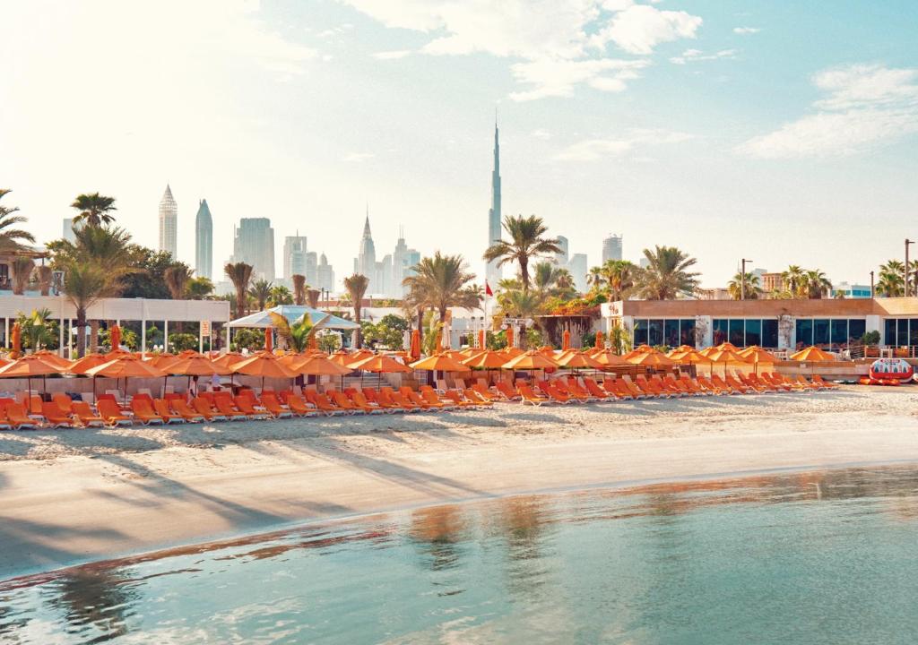 Dubai Marine Beach Resort & Spa – Strand met oranje ligbedden, Dubai