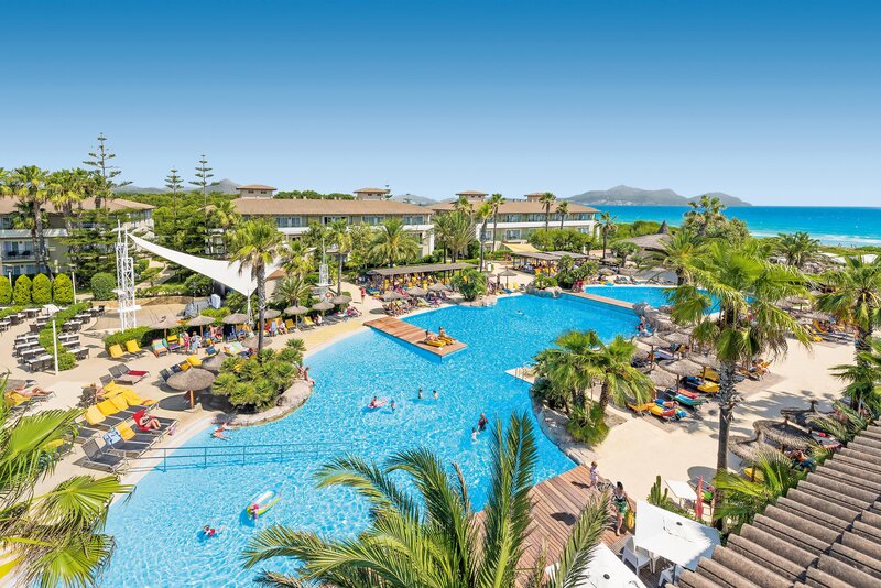 Allsun Hotel Eden Playa – Zwembad met palmen van boven, Playa de Muro