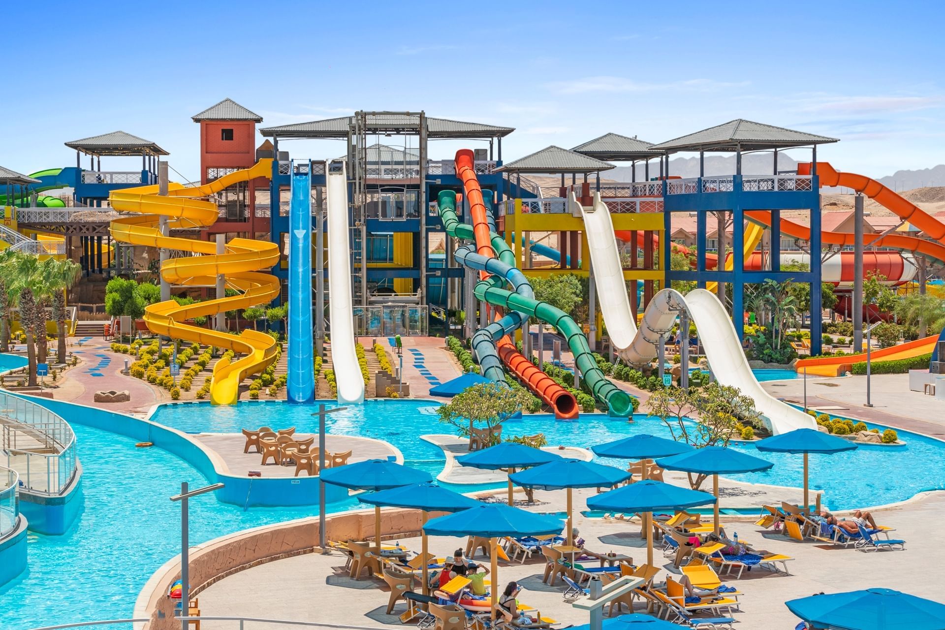 Pickalbatros Jungle Aqua Park – Glijbanen en ligbedden, Hurghada