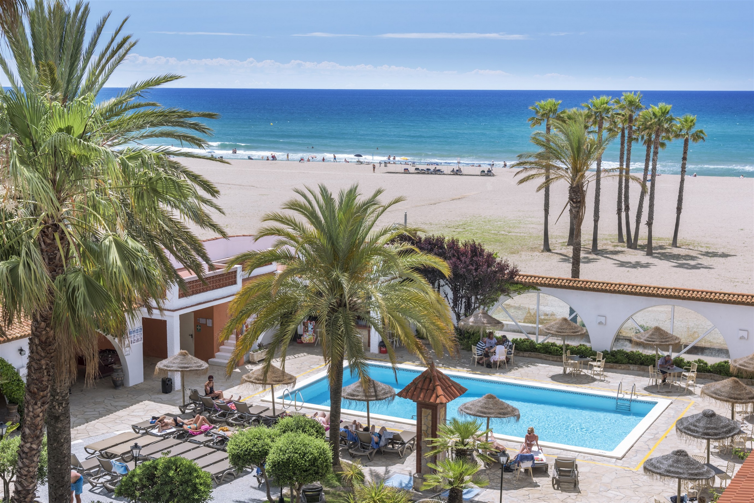 4R Gran Europe – Zwembad met strand en zee, Coma-Ruga