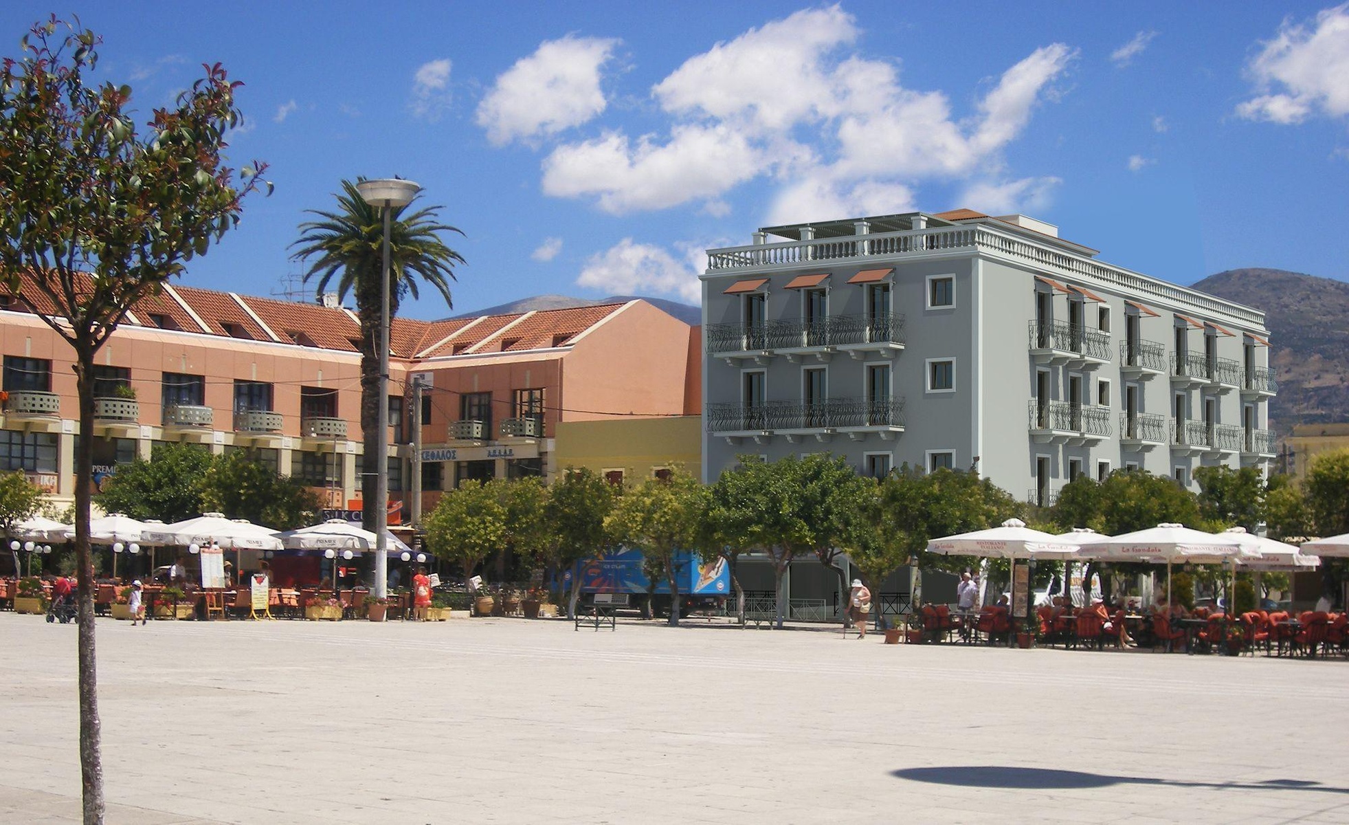 Aenos Hotel – Plein met palmen, Argostoli