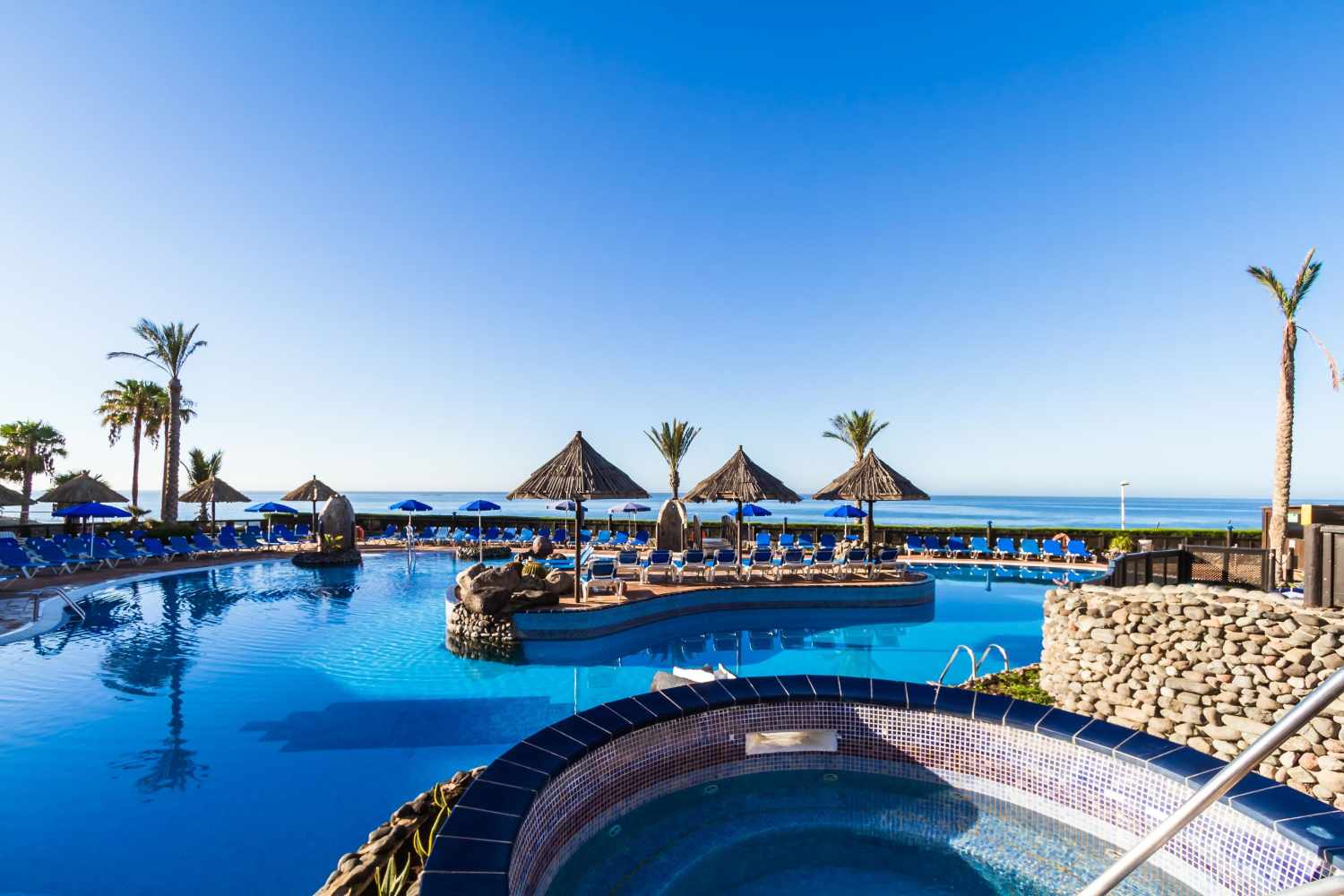 BlueBay Beach Club – Zwembad met parasols aan zee, Bahia Feliz
