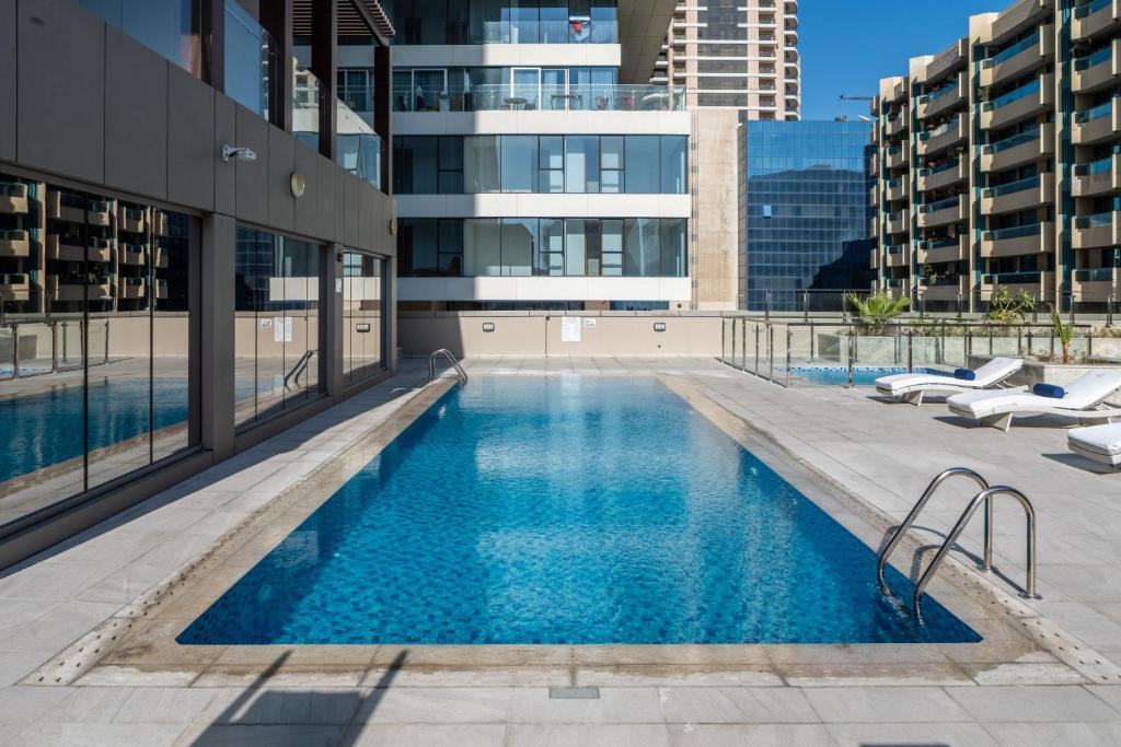 Suha Mina Rashid Hotel Appartementen – Zwembad tussen de gebouwen, Dubai
