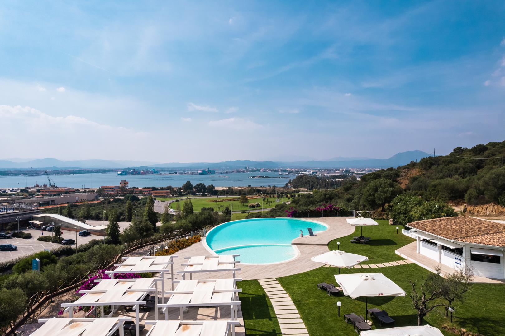 Hotel dP Olbia - Sardinia – Zwembad vanuit de lucht, Olbia