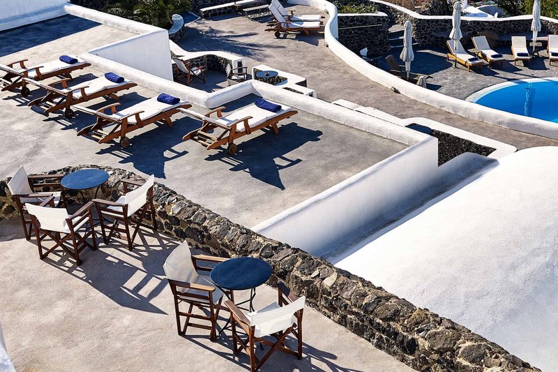 Finikia Memories – Terras met ligbedden, Oia
