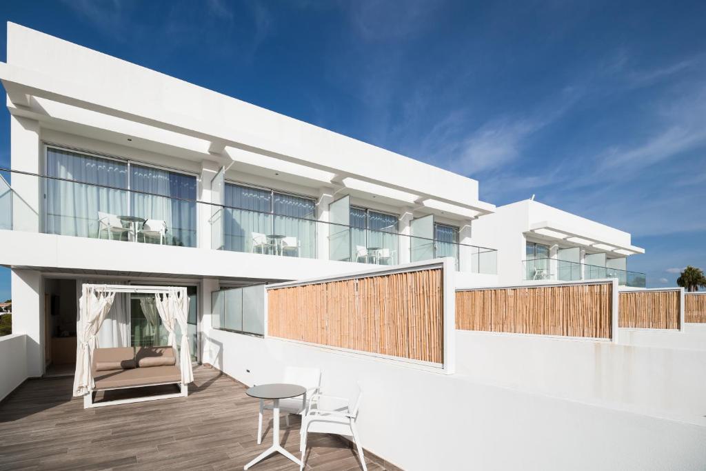 Hotel Petit Sagitario – Witte gevel met daybed, Cala Santandria