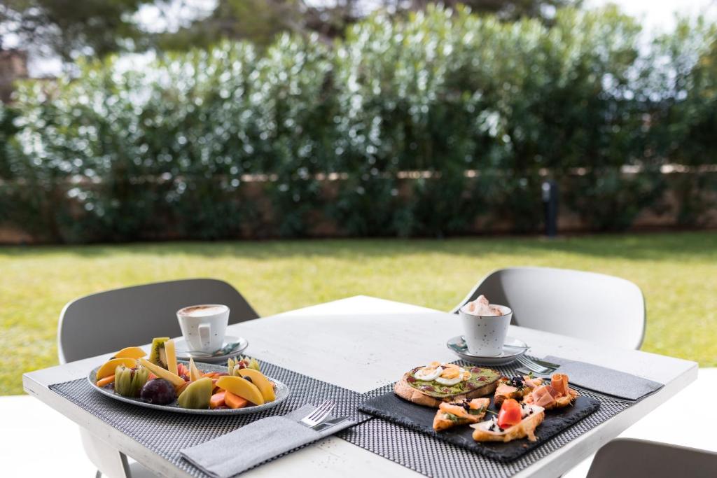 Hotel Petit Sagitario – Ontbijt in de tuin, Cala Santandria