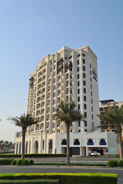 Suha Park Hotel Apartments Waterfront Al Jaddaf – Appartementengebouw met palmen, Dubai