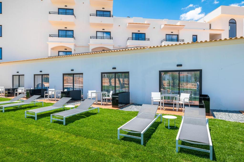 Regency Salgados Hotel & Spa – Tuin met ligbedden, Albufeira