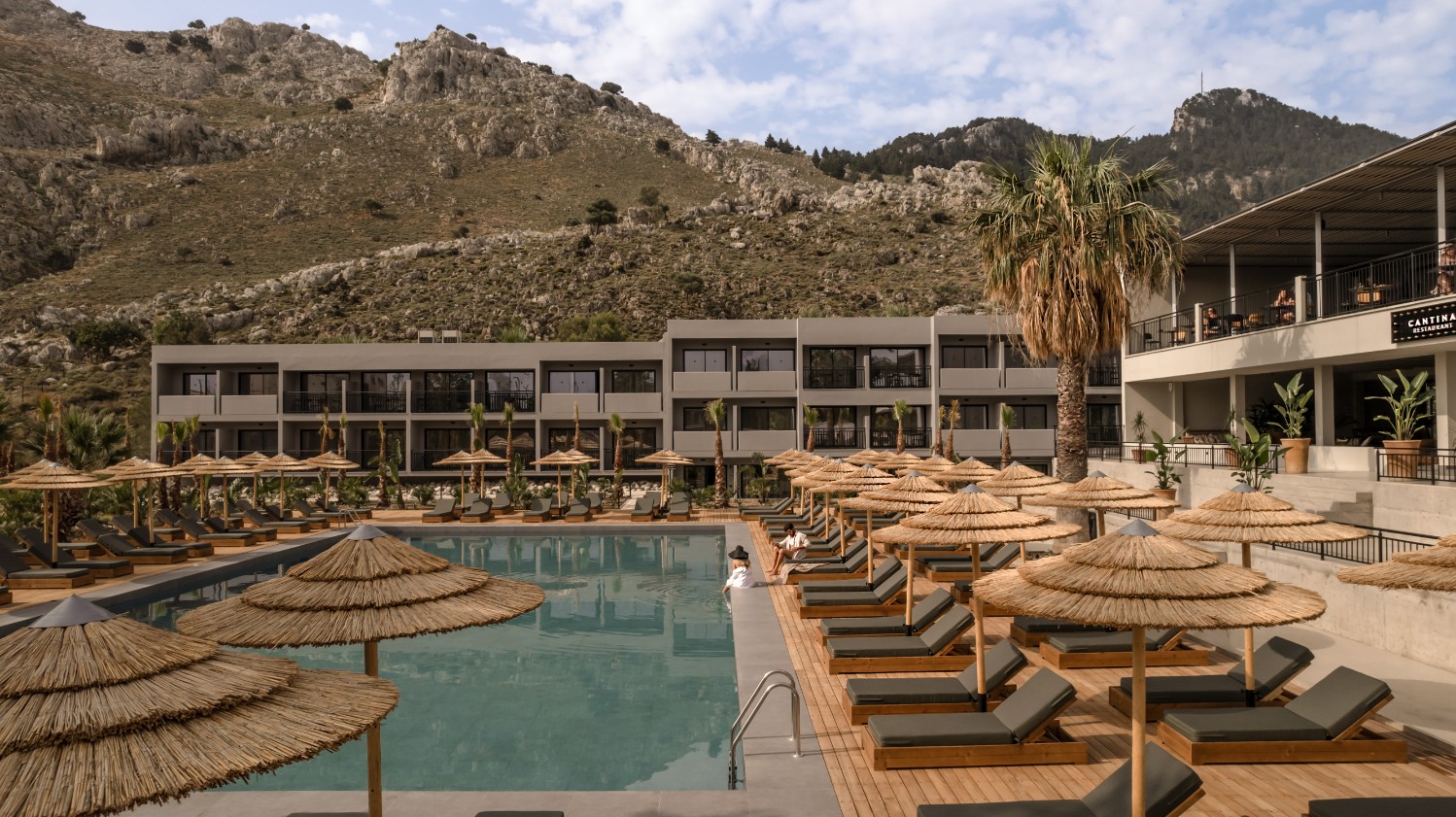 Cook's Club Kolymbia – Zwembad met parasols en bergen, Kolymbia