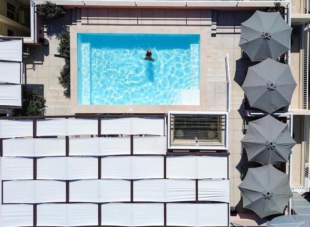 Ta' Tereza In Manwel Dimech – Zwembadje met parasols, Sliema