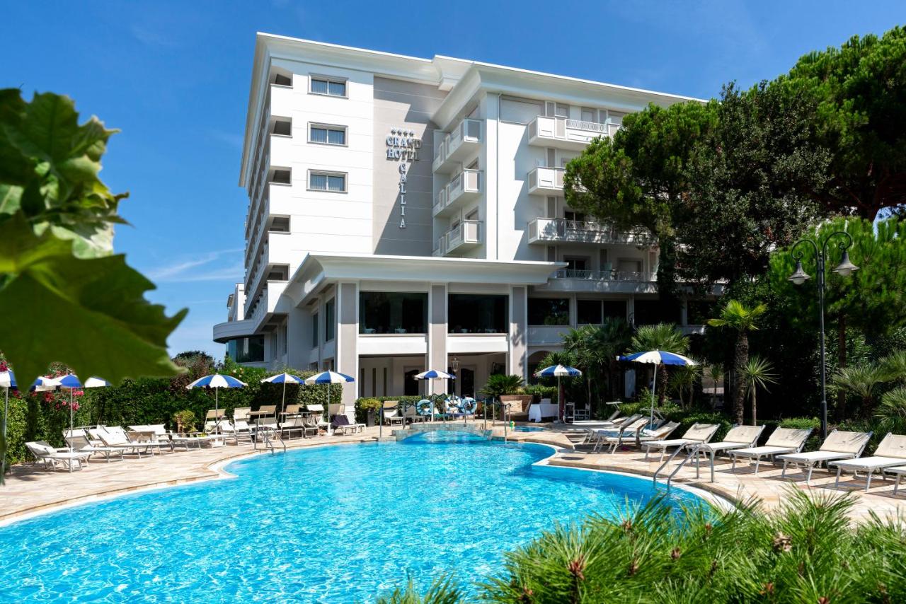 Grand Hotel Gallia – Zwembad met ligbedden, Milano Marittima