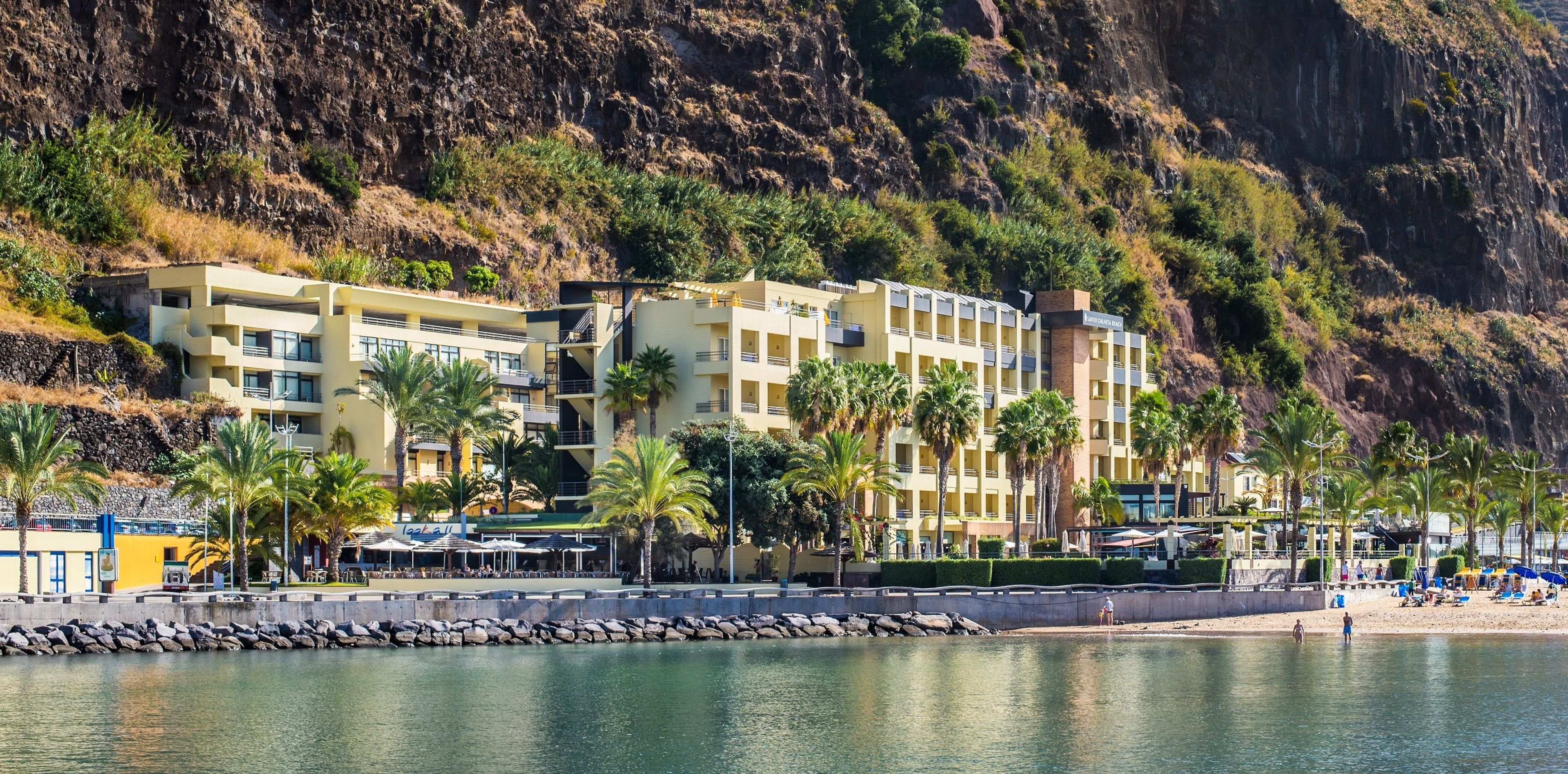 Calheta Beach – Hotel aan baai, Calheta
