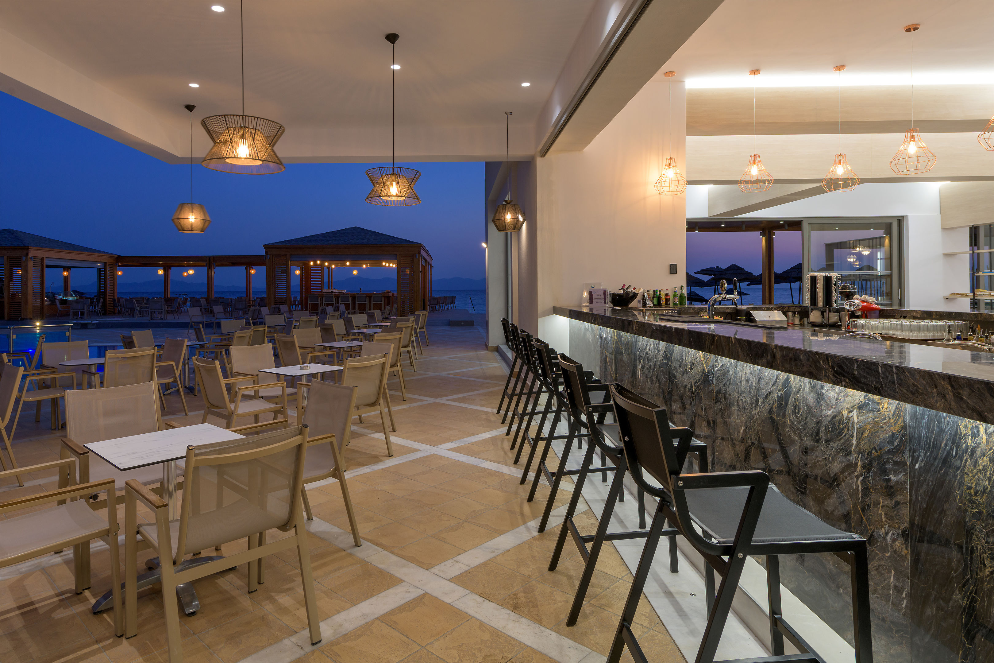 Avra Beach Resort Hotel & Bungalows – Bar met terras, Ixia