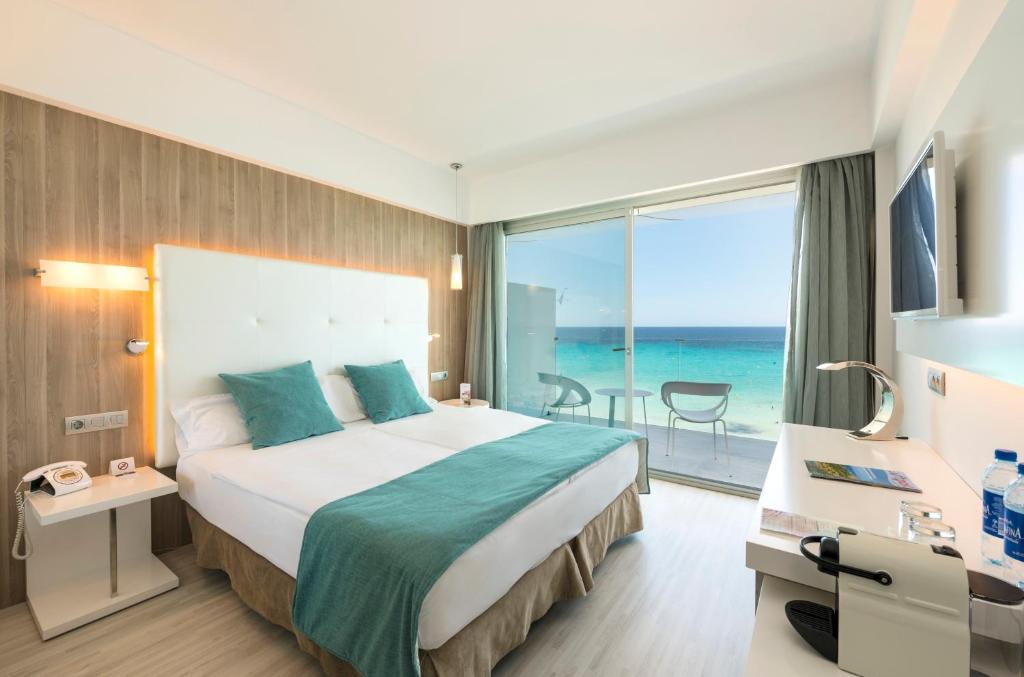 Kyrat Amarac Suites – Slaapkamer met zeezicht, Cala Millor