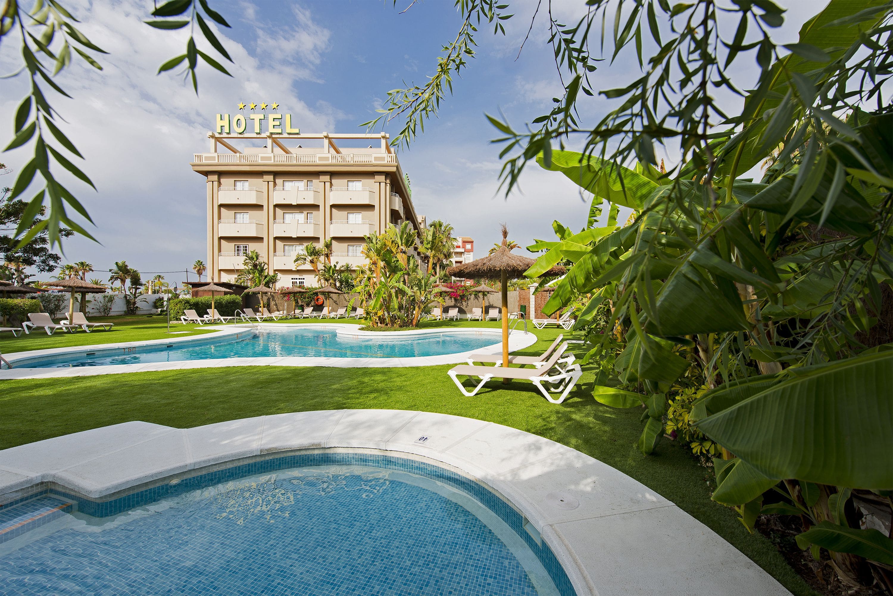 Elba Motril Beach & Business Hotel – Hotel met zwembad en tuin, Motril