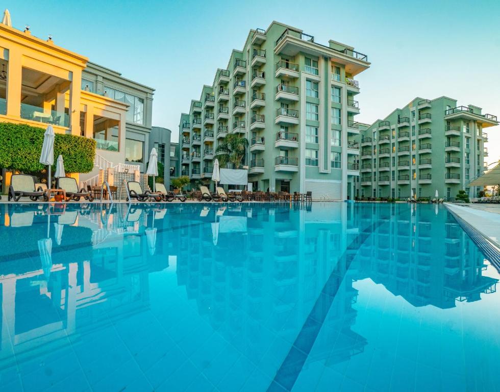 Royal Atlantis Spa & Resort – Zwembad met hotelgevel, Manavgat