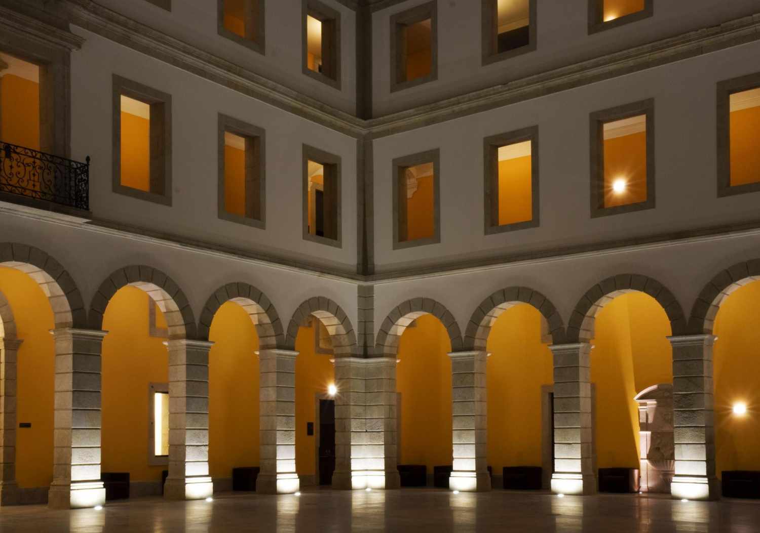 Pousada Viseu - Historic Hotel – Arcades bij avond, Viseu