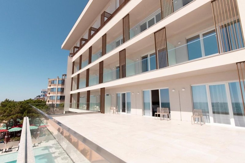 AMR Hotel - Durres – Hotelgevel met terras, Durres