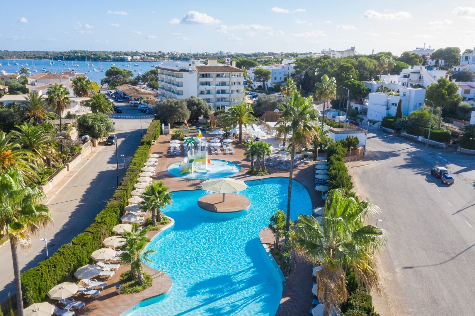 JS Portocolom Suites – Zwembad met palmen, Porto Colom