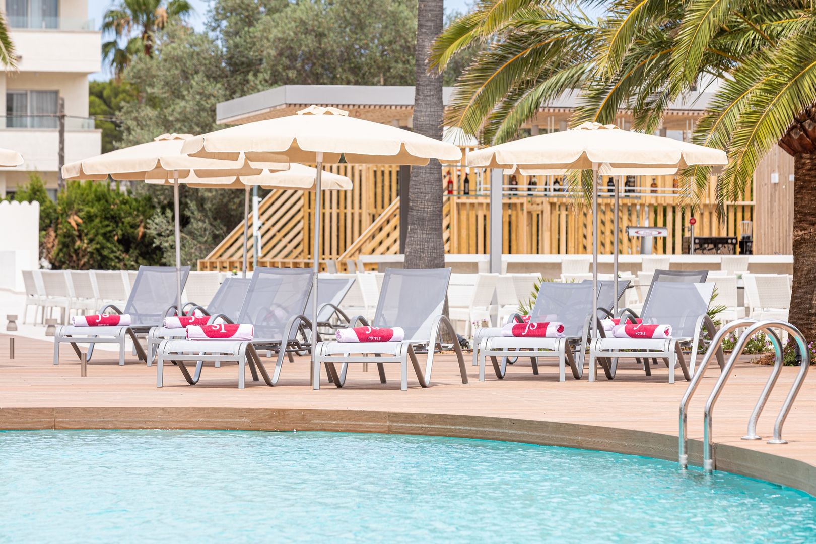 JS Portocolom Suites – Ligbedden bij zwembad, Porto Colom
