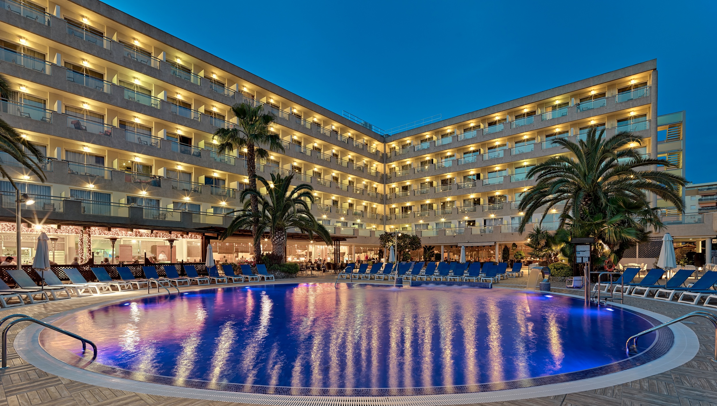 H10 Vintage Salou – Hotel bij avond, Salou