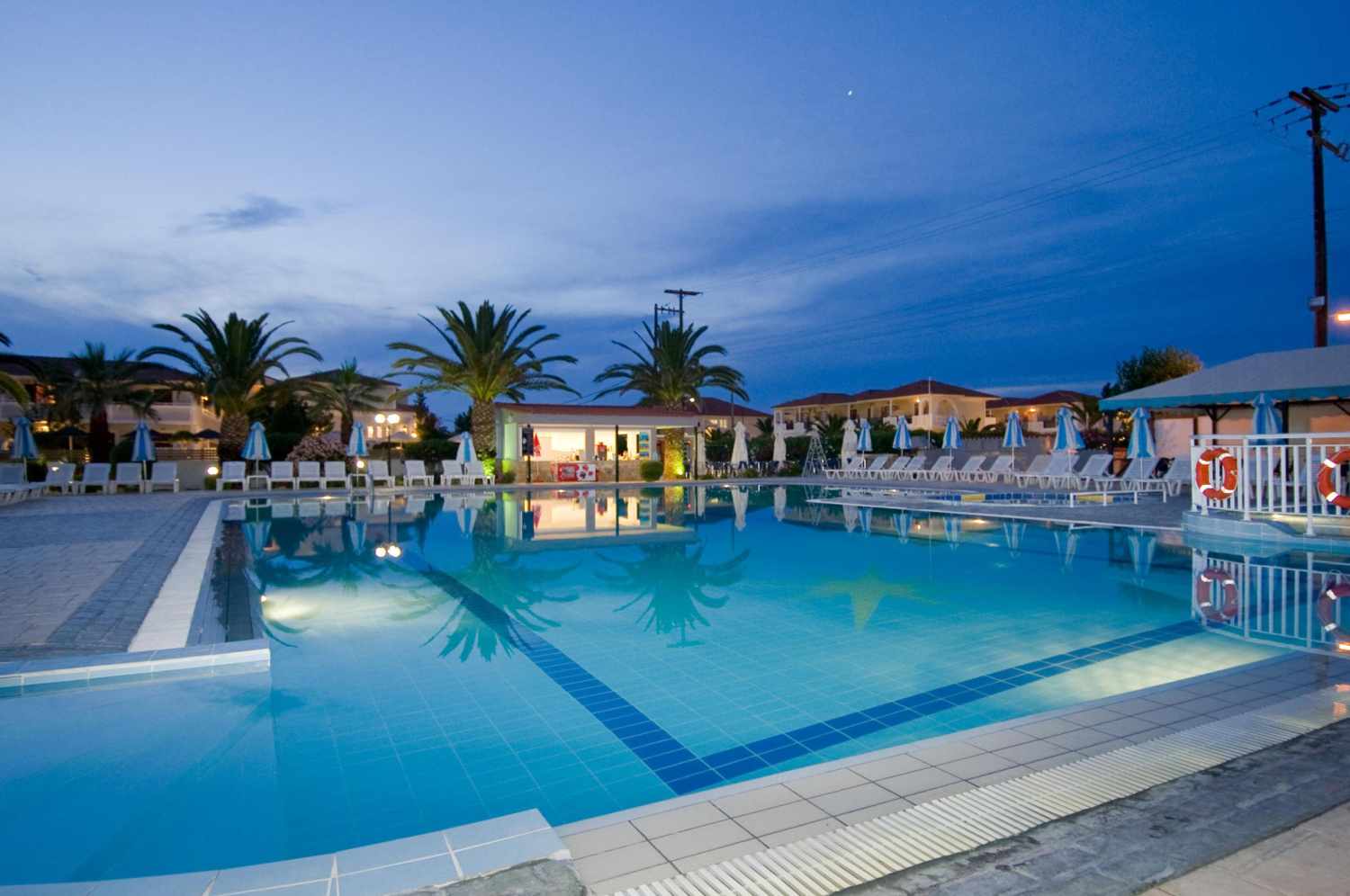 Golden Sun Hotel – Zwembad bij avond, Kalamaki