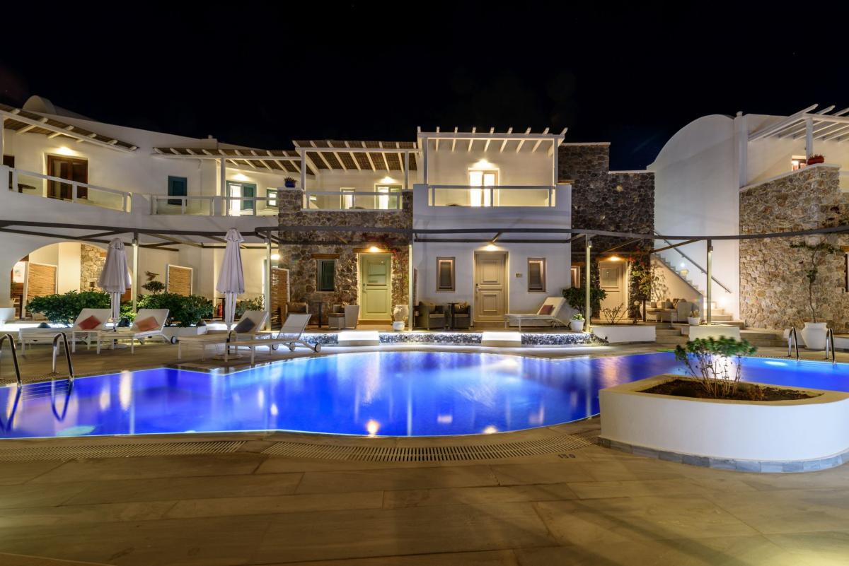 La Mer Deluxe Hotel & Spa – Zwembad verlicht, Kamari