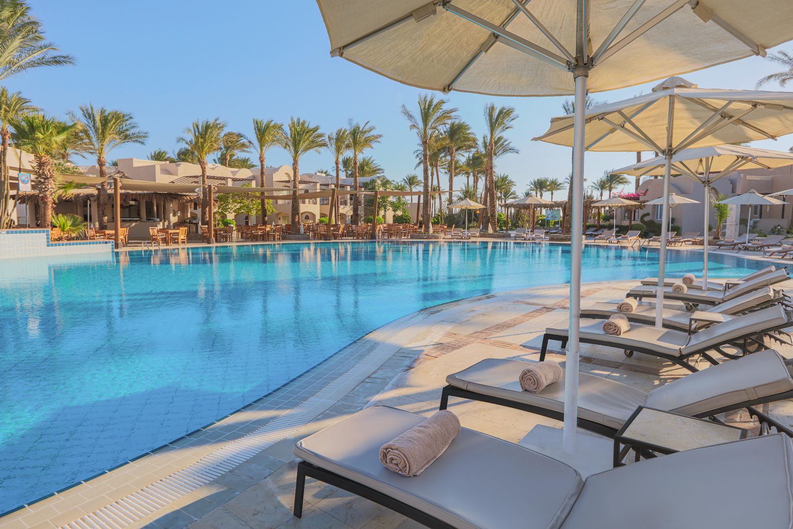 Iberotel Makadi Beach – Zwembad met parasols, Makadi Bay