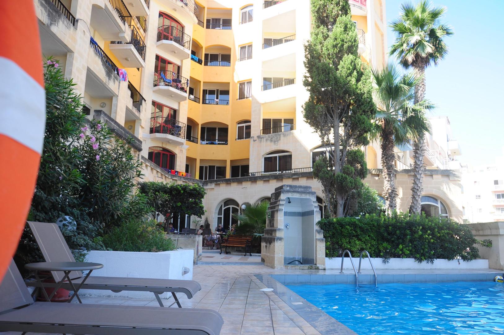 Il-Palazzin Hotel – Zwembad met ligbedden, Qawra