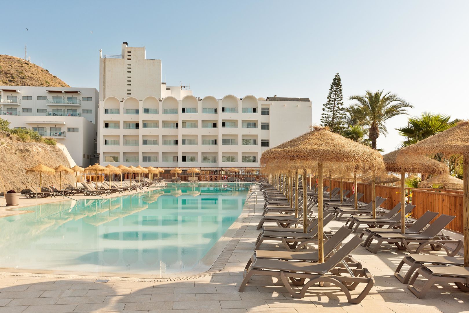 Best Indalo – Zwembad met rietenparasols, Mojacar