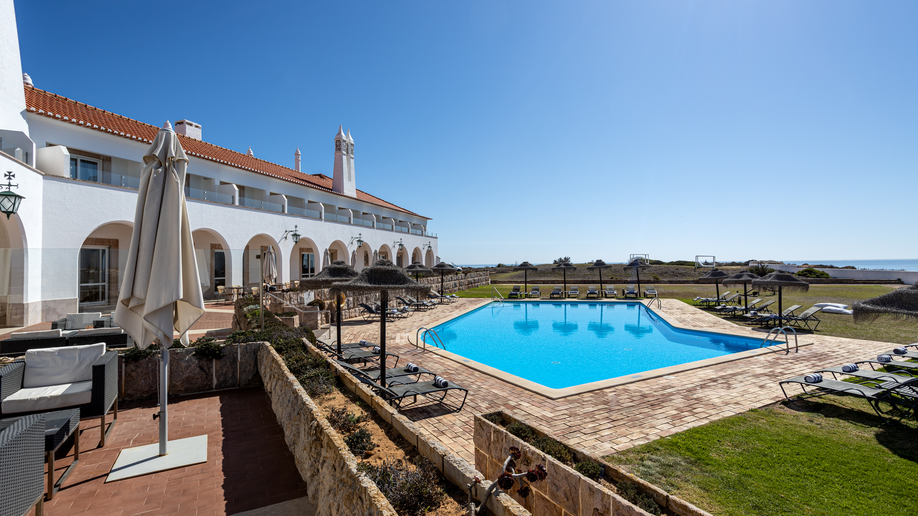 Pousada Sagres - Charming Hotel – Zwembad bij wit hotel aan zee, Sagres