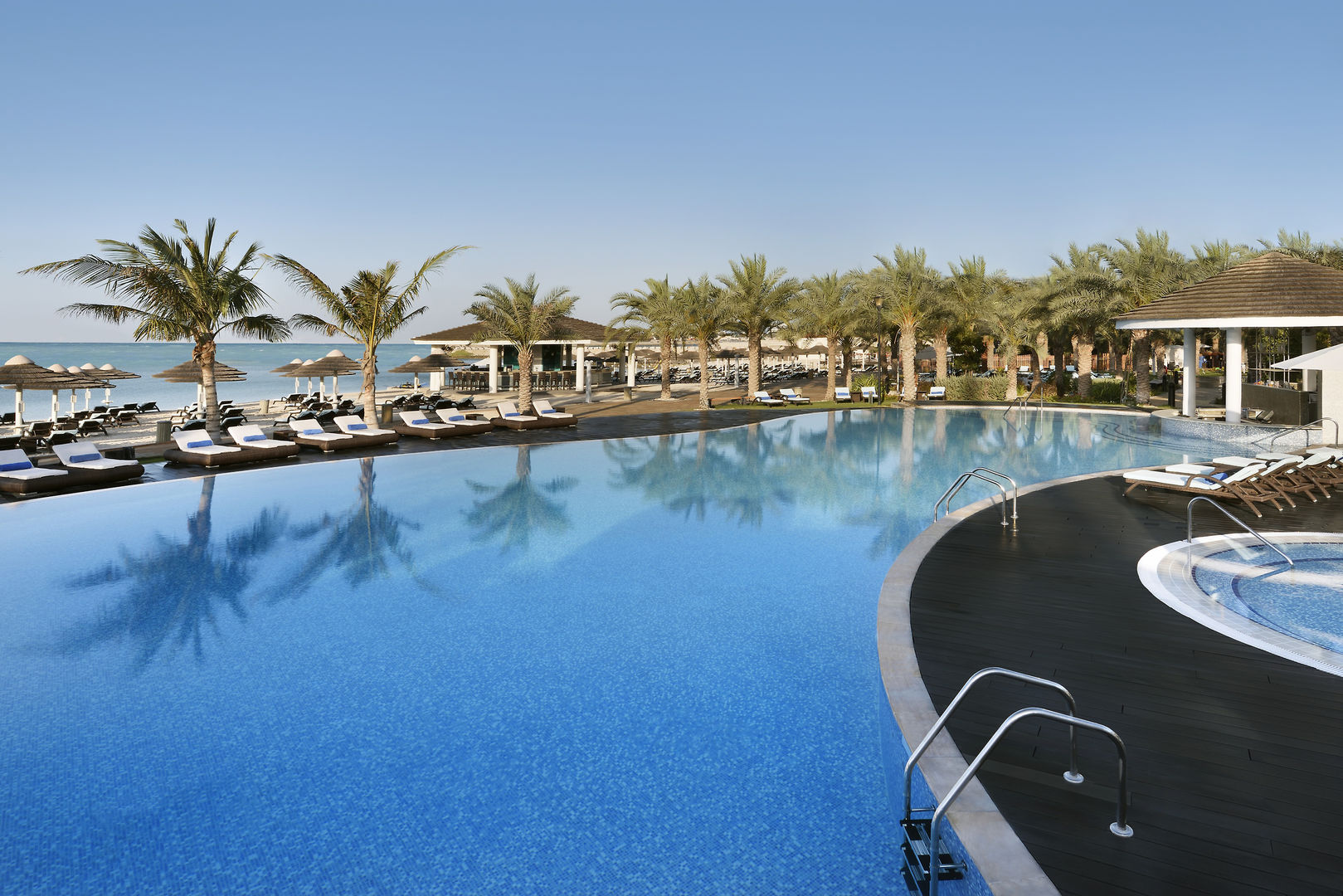 Intercontinental Abu Dhabi – Zwembad met palmen, Abu Dhabi