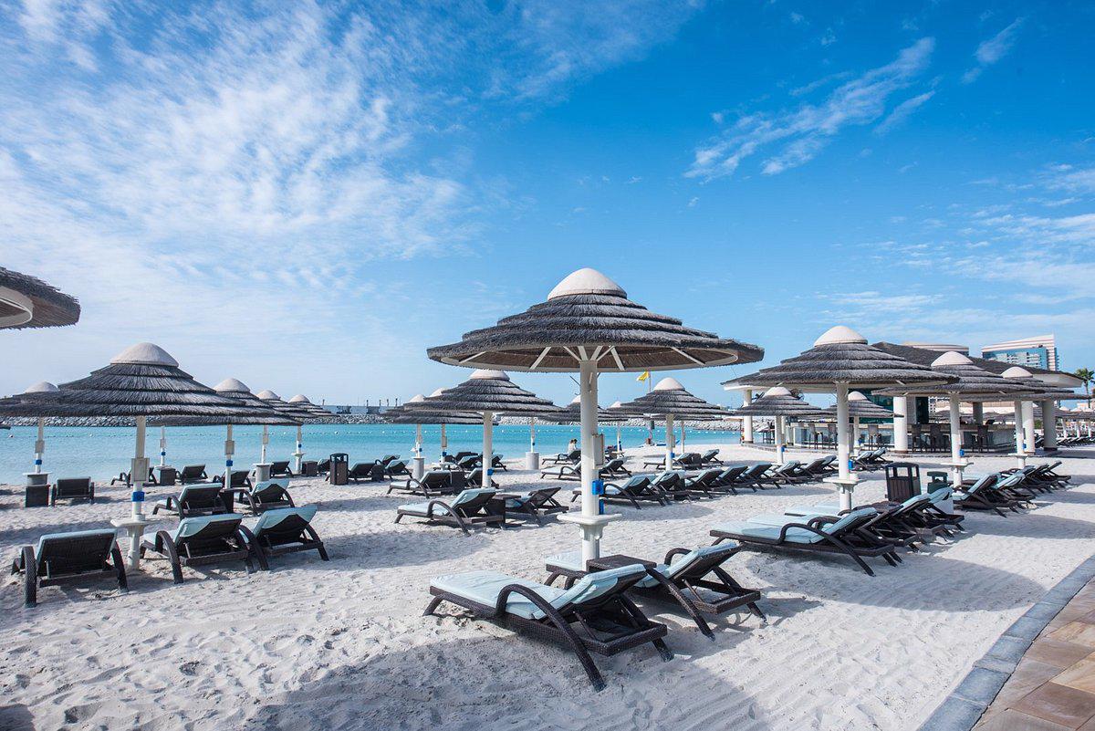 Intercontinental Abu Dhabi – Strand met parasols, Abu Dhabi
