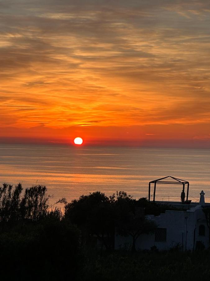 Hotel Ideal – Zonsondergang aan zee, Forio