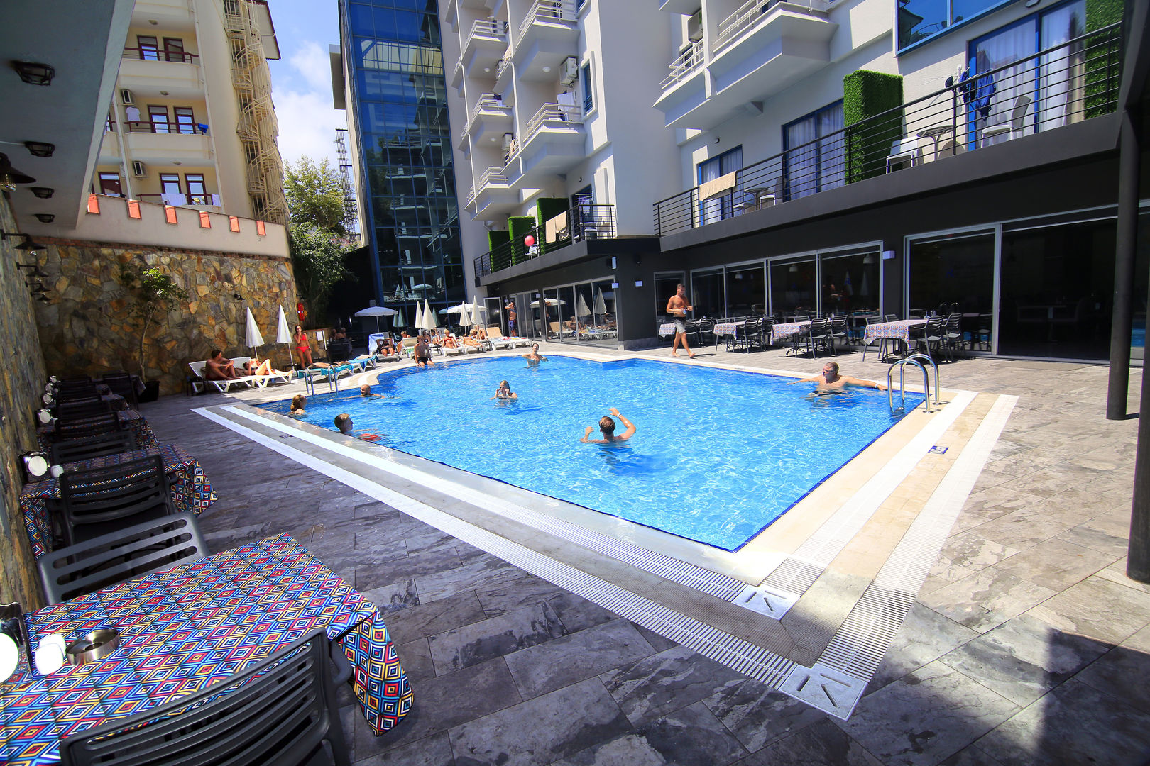 Ramira City Hotel – Zwembad met gasten, Alanya