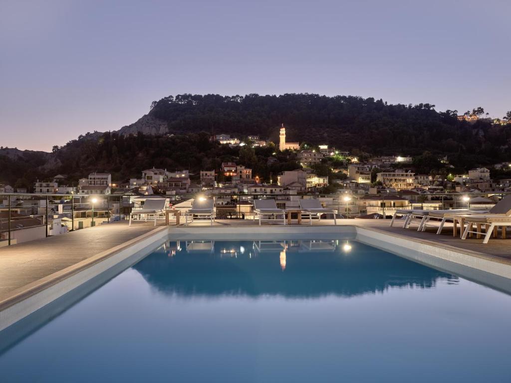 Strada Marina – Zwembad bij avond, Zakynthos-Stad