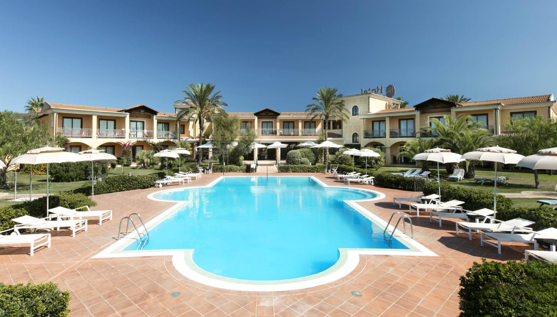 Hotel Santa Gilla – Zwembad met parasols, Capoterra