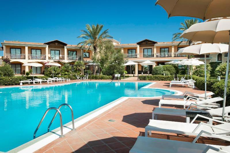 Hotel Santa Gilla – Zwembad met ligbedden, Capoterra