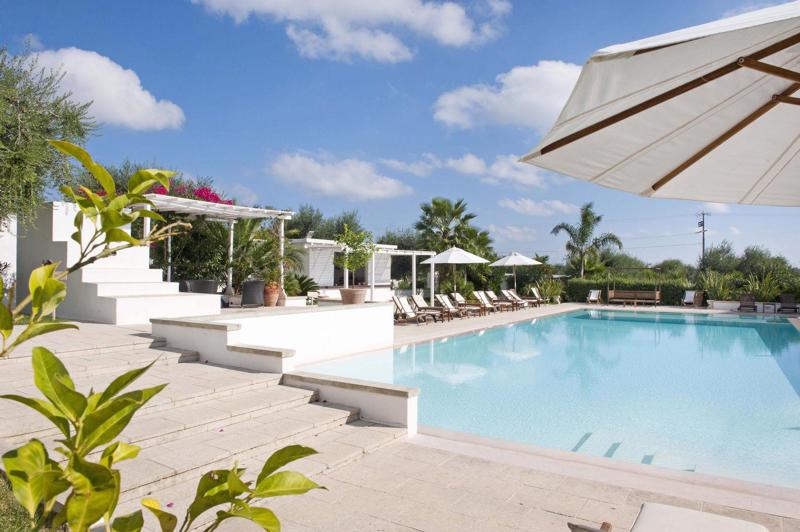 Tenuta Centoporte Resort Hotel – Zwembad met parasol, Giurdignano
