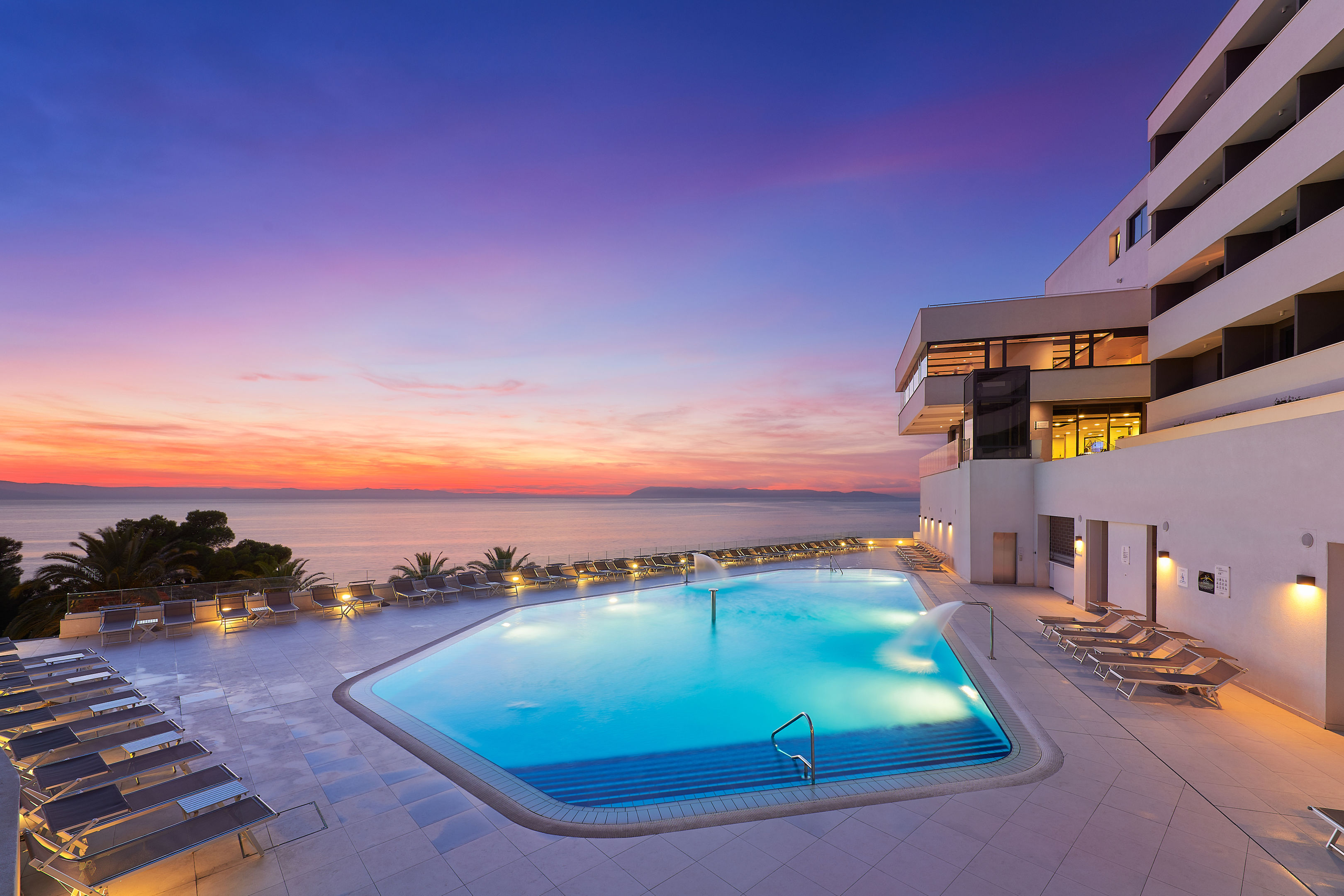 Medora Auri Family Beach Resort – Zwembad bij zonsondergang, Podgora