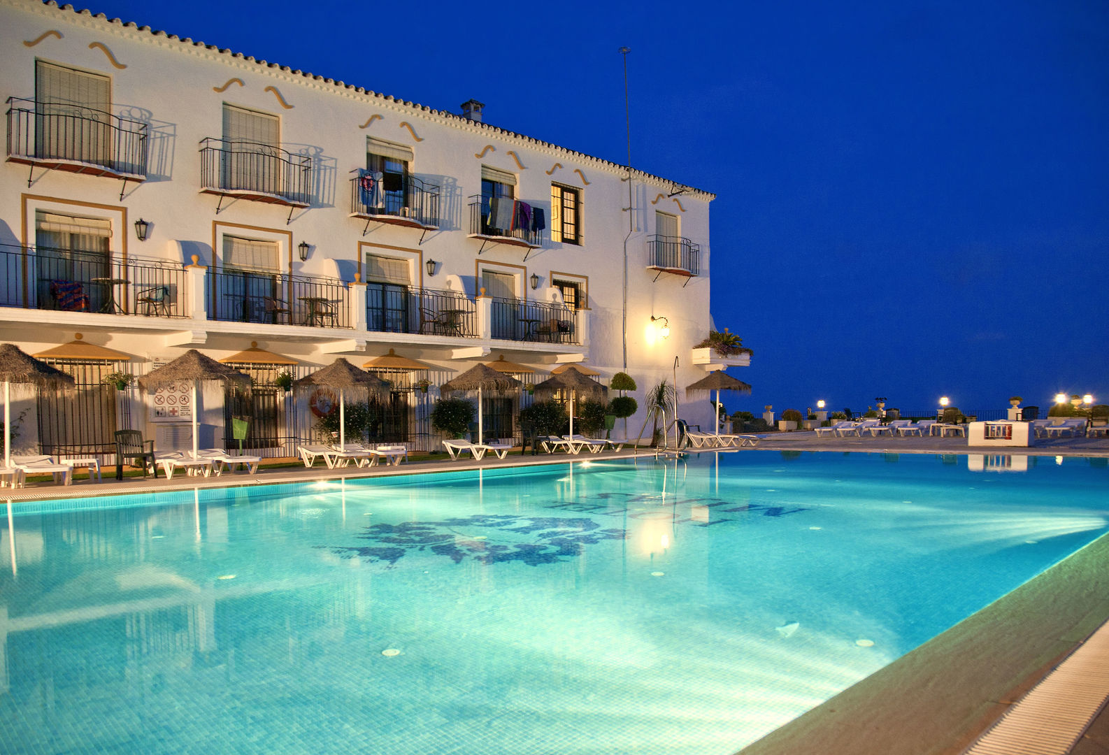 TRH Mijas Hotel – Zwembad in avondlicht, Mijas
