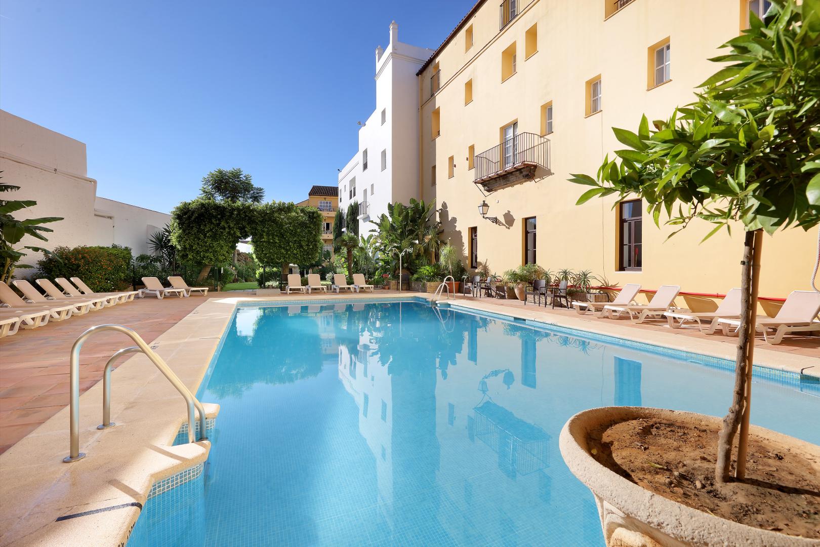 Crisol Monasterio de San Miguel – Zwembad met ligbedden, El Puerto de Santa Maria