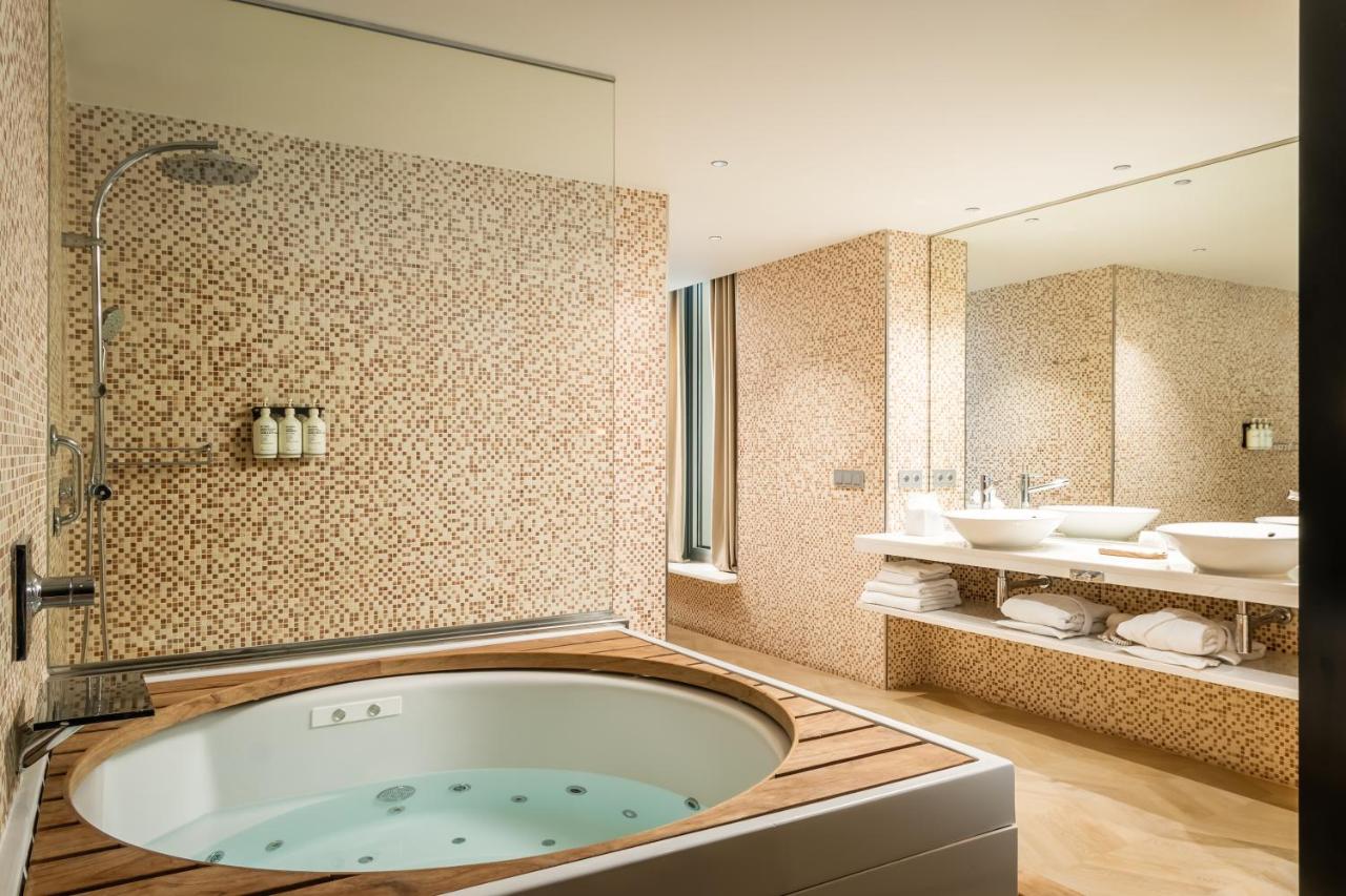 SB Hotel Diagonal Zero Barcelona – Badkamer met bubbelbad, Barcelona