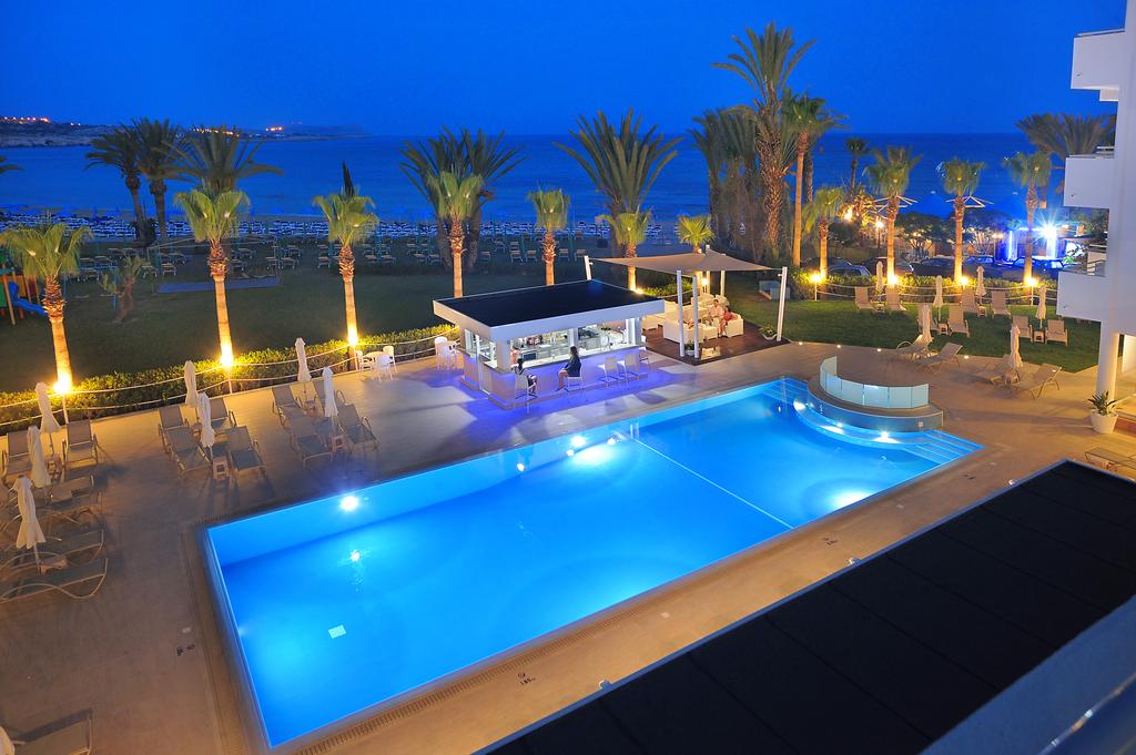 Okeanos Beach Boutique Hotel – Zwembad bij avond, Ayia Napa