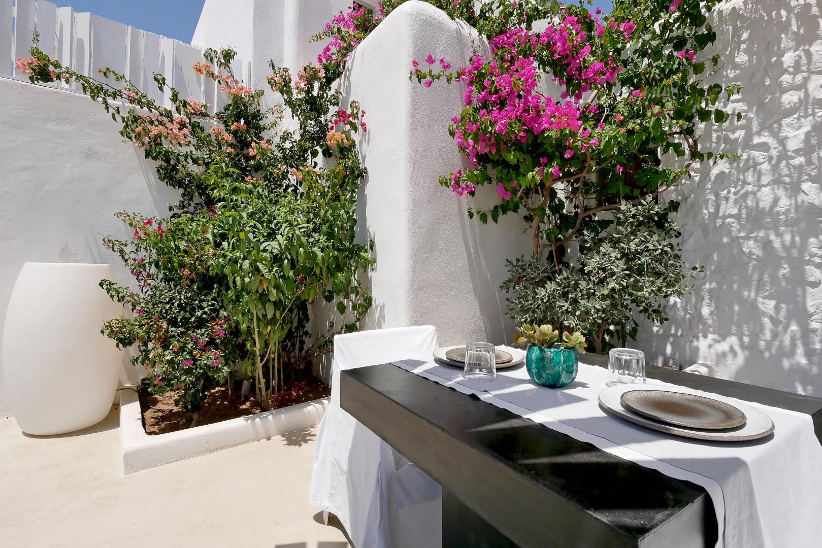 Ostraco Suites – Terras met bloemen, Mykonos-Stad